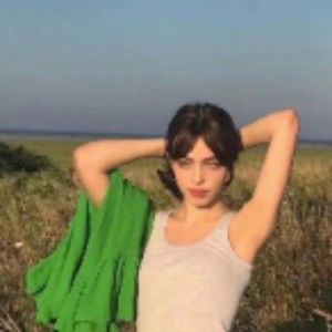 Meet your Posher, Lara